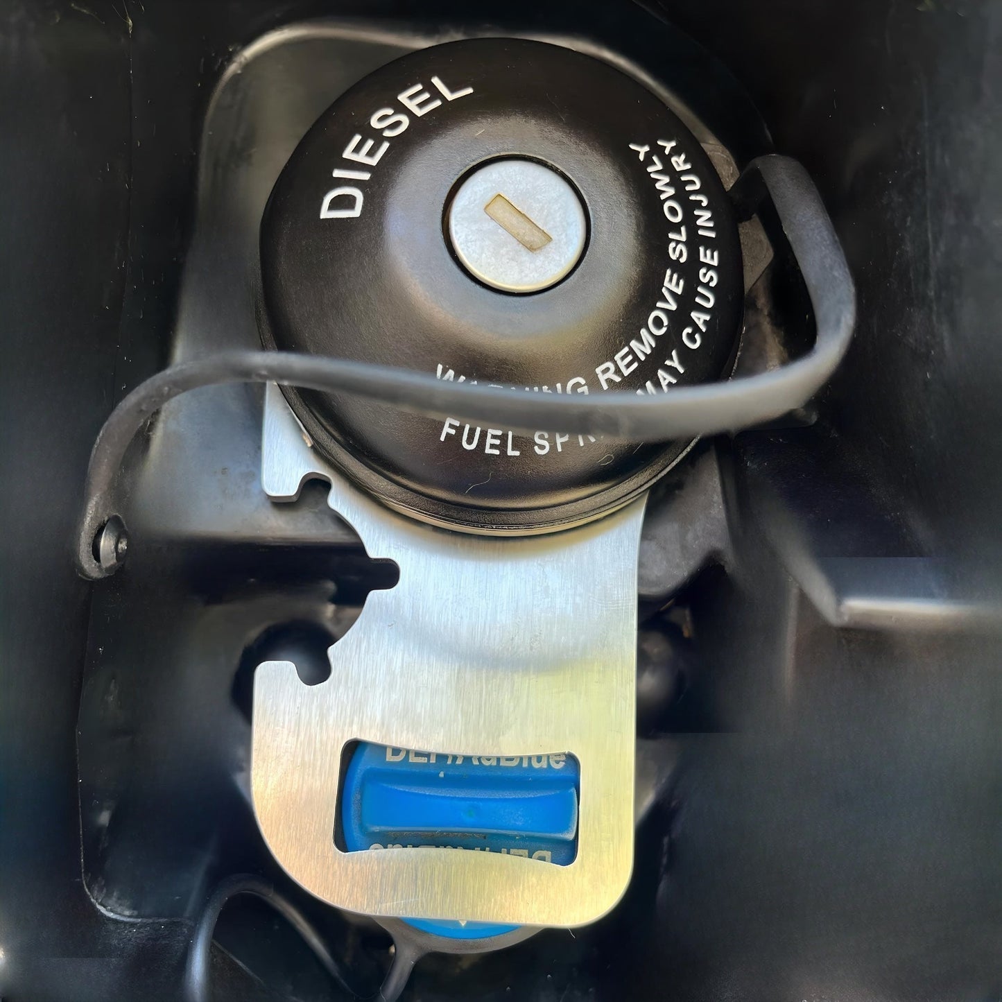 Montierter AdBlue Schutzbügel am Fiat Ducato – Schutz für den AdBlue Tankdeckel