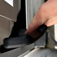 Hand am WOMOFIX EasyGrip Schiebetürgriff – ergonomische Griffposition beim Schließen der Schiebetür
