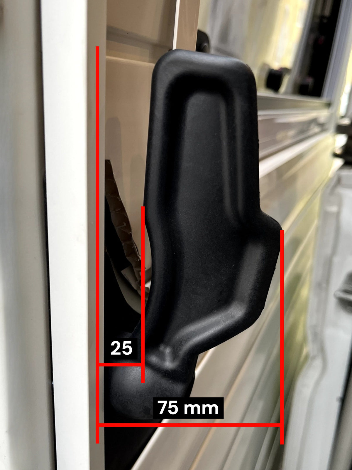 Der Schiebetürgriff für Fiat Ducato ist so gestaltet, dass noch genug Platz zur Verkleidung und zum Fensterrahmen ist.