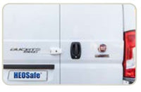 HEOSafe Van Security Zusatzschloss weiß an der Hecktür eines Kastenwagens montiert