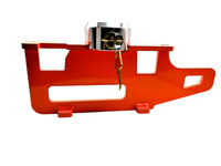 Pedalsperre aus pulverbeschichtetem Stahl in RAL 2005 Leuchtorange für Fiat Ducato (Baureihe 250, Bj. 2006–2014) mit PUCK-Schloss – freigestellt auf weißem Hintergrund, zusammengebaut dargestellt