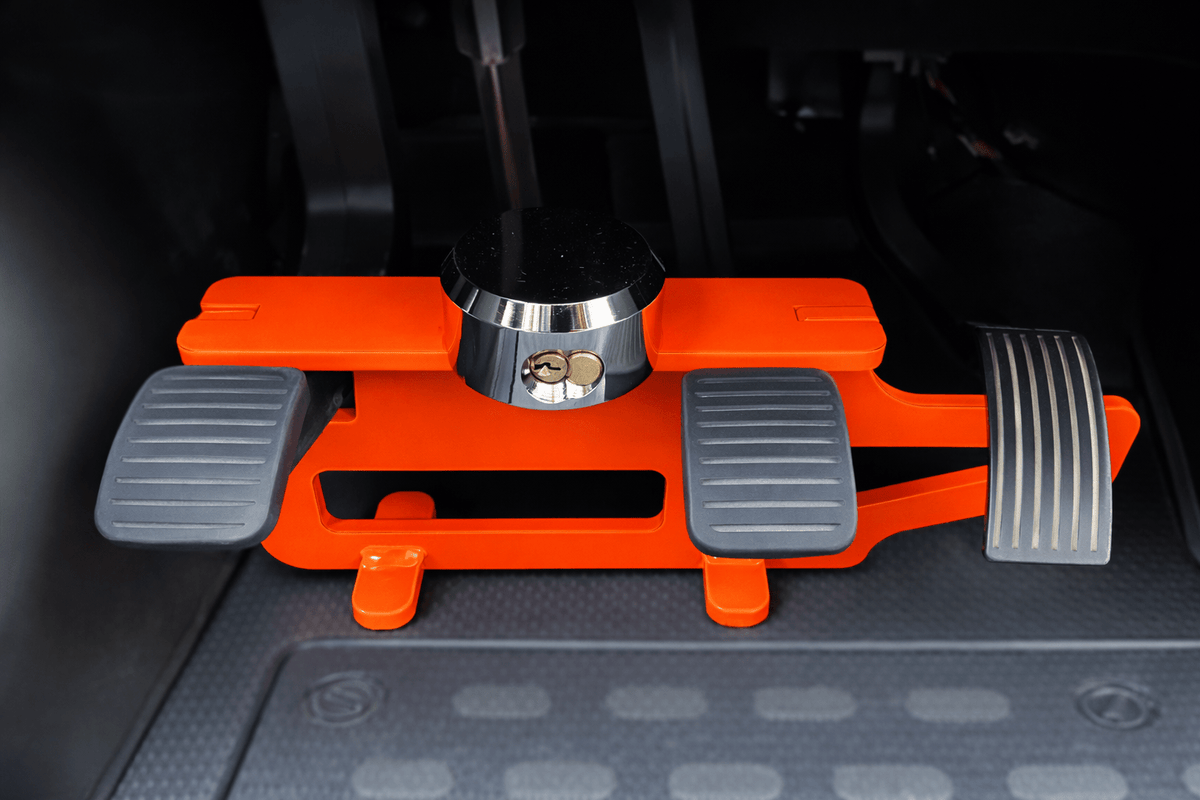 WOMOFIX PedalLock im Fahrerhaus angesetzt – Montage ohne Bohren und ohne Änderungen am Fahrzeug